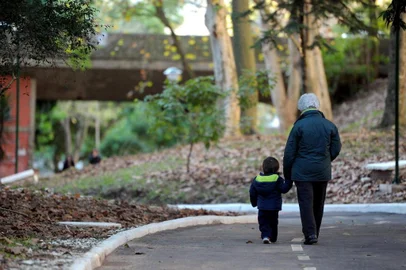  Qual o papel dos avós nos dias de hoje? Os avós ajudam a educar ou deseducar os netos? Que tipo de relação é ideal entre avô, pais e netos?Cases: Alzerina Correa da Silva, 78 anos e Miguel, 2 anos. (FOTO RONALD MENDES/AGENCIA RBS)