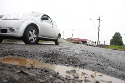  CAXIAS DO SUL, RS, BRASIL  (27/06/2014) Buracos nas Ruas de Caxias do Sul. Chuva faz estragos em algumas ruas da cidade. Na foto, rua Alberto Pasqualini, bairro São Ciro II.