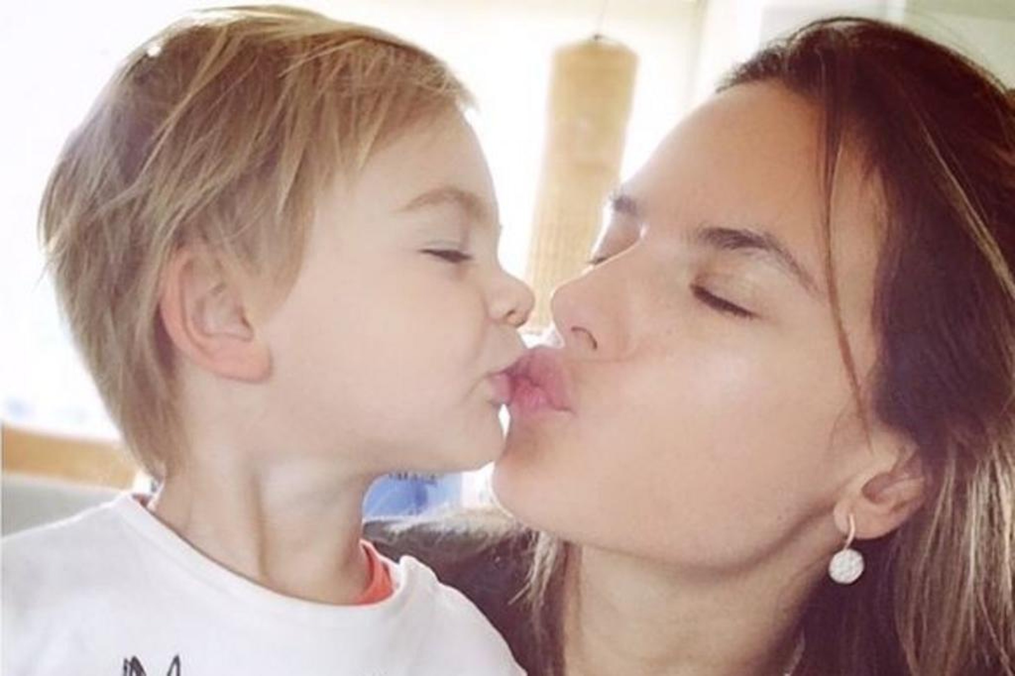 Женщина целует мальчика. Moms hot kiss. Мом son kiss. Hollyoaks фрэнки. Женская любовь.