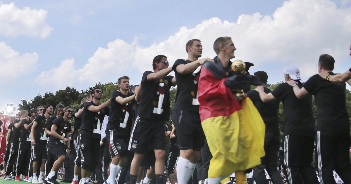 Deutsche Spieler führen „Tänze“ mit der WM auf. Sehen Sie sich das Video an Deutsche Spieler führen „Tänze“ mit der WM auf. Sehen Sie sich das Video an