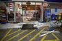  

PORTO ALEGRE  -  RS  -  BRASIL  -  20140720   -  Torcedores destroem loja de conveniencia em posto de combustível da avenida Borges de Medeiros após jogo do Inter contra o Flamengo. (FOTO:MAURO VIEIRA/AGENCIA RBS/SUA VIDA)