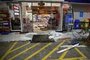  

PORTO ALEGRE  -  RS  -  BRASIL  -  20140720   -  Torcedores destroem loja de conveniencia em posto de combustível da avenida Borges de Medeiros após jogo do Inter contra o Flamengo. (FOTO:MAURO VIEIRA/AGENCIA RBS/SUA VIDA)