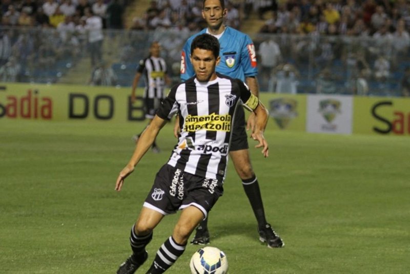 Atacante Magno Alves em jogo pelo Ceará, adversário do Inter na Copa do Brasil