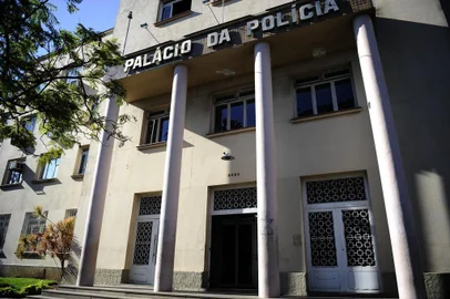  PORTO ALEGRE, RS, BRASIL, 02-05-2014 Palácio da polícia teve porta principal arrombada. Criminosos levaram ventilador e ainda tentaram levar escultura do patrono da polícia, Plinio Brasil Milano.  (Foto: MARCELO OLIVEIRA)