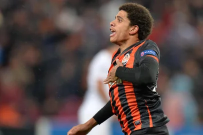 Shakhtar's Taison celebrates after scoring during the UEFA Champions League  Group A football match FC Shakhtar vs Manchester United in Donetsk on October 2, 2013.       AFP PHOTO/ SERGEI SUPINSKY