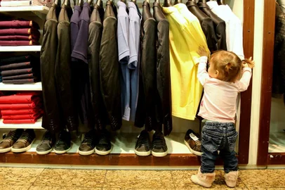 PORTO ALEGRE RS , Compras para presentes no dia dos pais no Shopping Praia de Belas. ( Foto Júlio Cordeiro, RS )Menina Melissa Bittencourt de Motta