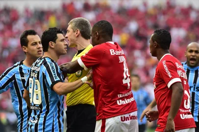  

PORTO ALEGRE, RS, BRASIL ¿ Gre-Nal 402. 14ª rodada do Brasileirão. Jogo clássico Gre-Nal no Estádio Beira-Rio (FOTO: TADEU VILANI/AGÊNCIA RBS)