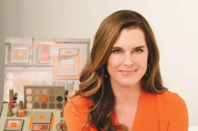 A modelo e atriz Brooke Shields é a mais recente famosa a colaborar com a MAC Cosmetics. 