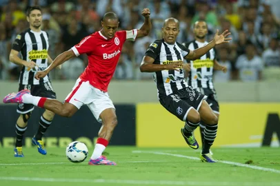 Fabrício em lance com o jogador do Ceará
