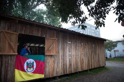  

PORTO ALEGRE/RS/BRASIL - 20/08/2014 - Parque da Harmonia.  Os preparativos para a Semana Farroupilha. Alguns piquetes estão abertos desde a Copa, como parte do Acampamento Farroupilha Extraordinário. Rotina dos piquetes  antes da abertura oficia Case: O João Carlos Marques do Couto é caseiro do Galpão dos Amigos, um piquete  montado desde a Copa. ( Marcelo Oliveira - Diário Gaúcho)