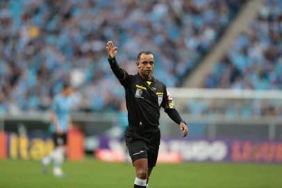  PORTO ALEGRE, RS, BRASIL - Brasileirão 2014, 15ª Rodada - Grêmio x Criciúma na Arena do Grêmio.(FOTO: RICARDO DUARTE/AGÊNCIA RBS)Arbitragem Wilton Pereira Sampaio