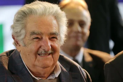  PORTO ALEGRE , RS , BRASIL , 10-09-2014- O presidente do Uruguai, José Pepe Mujica, cumpre agenda no Rio Grande do Sul nesta quarta-feira. Ele desembarcou no Aeroporto Salgado Filho por volta das 9h30min e foi recepcionado pelo governador Tarso Genro (FOTO : BRUNO ALENCASTRO /AGENCIA RBS )