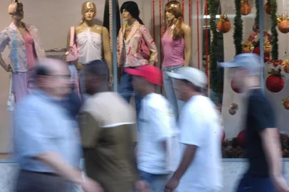 movimento  intenso do comércio na última semana  antes do Natal.