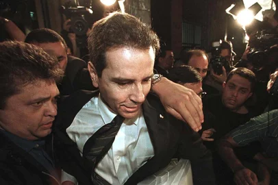 Ex-senador Luiz Estevão é conduzido por policias federais.
#PÁGINA: 6
#FD

El ex senador brasileno Luiz Estevao (C) es conducido por agentes de la policia federal tras dejar el tribunal el 07 de agosto de 2000, en Sao Paulo, Brasil. Estevao estuvo  declarando durante nueve horas acerca del desvio de fondos de la obra del Tribunal Regional del Trabajo,  durante cuya construccion desaparecieron 169 millones de reales (cerca de 85 milones de dolares).   AFP PHOTO / Mauricio LIMA
#PÁGINA: 6
 Fonte: AFP
 Fotógrafo: MAURICIO LIMA