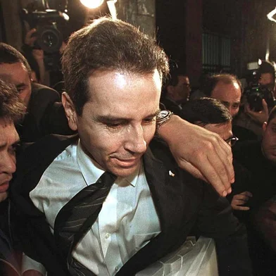 Ex-senador Luiz Estevão é conduzido por policias federais.#PÁGINA: 6#FDEl ex senador brasileno Luiz Estevao (C) es conducido por agentes de la policia federal tras dejar el tribunal el 07 de agosto de 2000, en Sao Paulo, Brasil. Estevao estuvo  declarando durante nueve horas acerca del desvio de fondos de la obra del Tribunal Regional del Trabajo,  durante cuya construccion desaparecieron 169 millones de reales (cerca de 85 milones de dolares).   AFP PHOTO / Mauricio LIMA#PÁGINA: 6 Fonte: AFP Fotógrafo: MAURICIO LIMA