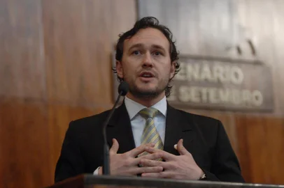 Deputado estadual Vinicius Ribeiro (PDT) em plenário na Assembleia Legislativa