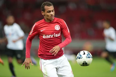 PORTO ALEGRE, RS, BRASIL, 10-05-2014: Alan Patrick, autor do segundo gol colorado, na partida entre Inter X Atlético-PR, no Estádio Beira-Rio, válida pela 4ª rodada do Brasileirão 2014. Jogo é o primeiro e único teste do Comitê Organizador Local (COL) antes da Copa do Mundo (FOTO: Félix Zucco/Agência RBS).