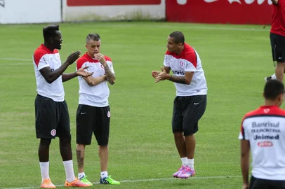  

PORTO ALEGRE , RS , BRASIL,  31-10-2014- Inter faz o penúltimo treino antes de enfrentar o Santos. DÁlessandro/meia ePaulão /zangeiro    (FOTO : RONALDO BERNARDI / AGENCIA RBS )