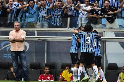 PORTO ALEGRE, RS, BRASIL, 09-11-2014: Grêmio e Inter se enfrentam pelo GRE-NAL 403, na Arena do Grêmio, pela 33ª rodada do Brasileirão (Foto: FERNANDO GOMES/AGÊNCIA RBS, ESPORTES)