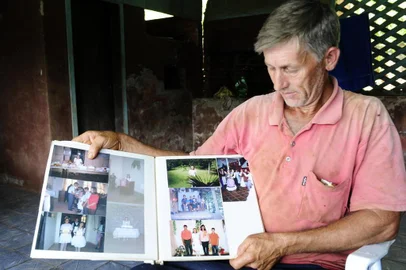 SANTA CRUZ DO SUL-RS-BRASIL,30-10-2014- Agricultores vitimas do PRONAF, muitos agricultores plantadores de fumo, em varias localidades de Santa Cruz do Sul, que foram vitmas de estelionatarios que faziam empréstimos do PRONAF, em nome s de agricultores que nem eles sabiam da existencia do empréstimos, e ao saber das dividas alguns comteram o suicídio por não tre condições de pagarem.Na foto-Reneu Roesch viuvo da Seliria Roesch, que cometeu suicidio por aparecerem dividas do PRONAF que ela não fez.(RONALDO BERNARDI/AGENCIA RBS)