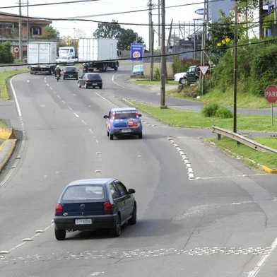  

Dentro do projeto A Câmara vai aos Bairros, fomos verificar as demandas nos bairros São Vitor/Cohab, Planalto 1 e 2. Estas demandas que identificamos foram apresentadas aos vereadores no dia 03/10, quando ocorreu o encontro proporcionado pelo Legislativo caxiense junto à Igreja Aparecida, no Planalto 1. Diego de Oliveira Rodrigues, 24 anos, funcionário da Marcopolo. Deficiente com dificuldade de locomoção, vem diariamente de Vale Real a trabalho e com frequência vai à casa do tio, que mora no Planalto. Precisa atravessar a BR-116. 
