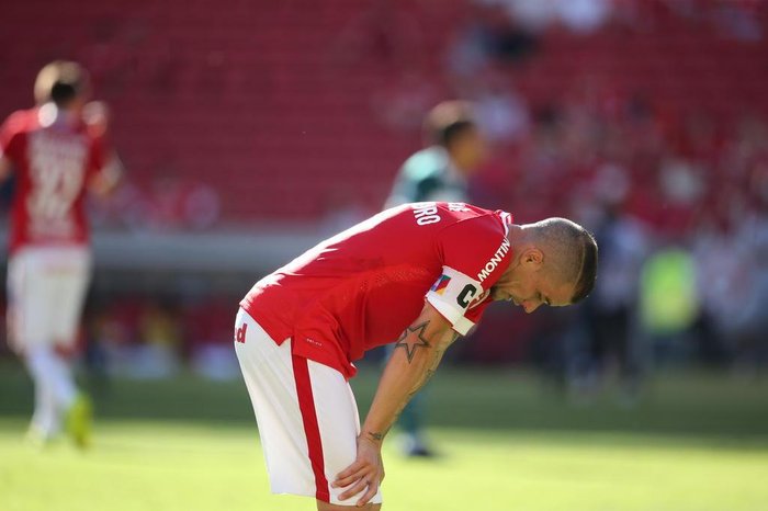 Conheça Gott, o maior goleiro do Gauchão 2013 com 2m01cm de altura