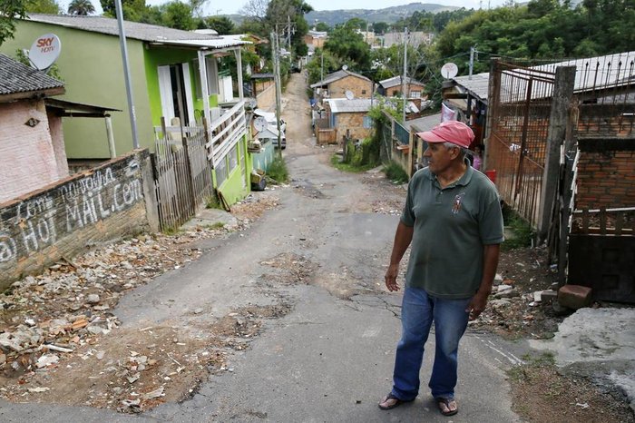 Moradores de Porto Alegre, Viamão e Alvorada relatam como é conviver com a  buraqueira