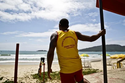  FLORIANÓPOLIS, SC, BRASIL, 06-11-2014: Salva vidas Vinicius na praia dos Ingleses trabalha há cinco anos nas temporadas. Apesar de sobreviver em outra profissão, ele vê o trabalho na praia como um hobbie gratificante para sua vida. "Quando a gente salva uma pessoa tem uma sensação de benção de Deus inexplicável" (Foto: Diorgenes Pandini/Agência RBS)Indexador: Diorgenes Pandini