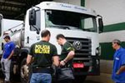  Mesmo após seis fases da Operação Leite Compen$ado que desde o ano passado já levaram 20 pessoas à cadeia, uma nova adulteração foi descoberta e é alvo mais uma operação do Ministério Público Estadual (MPE) na manhã desta quarta-feira no norte do Estado.Indexador:                                 