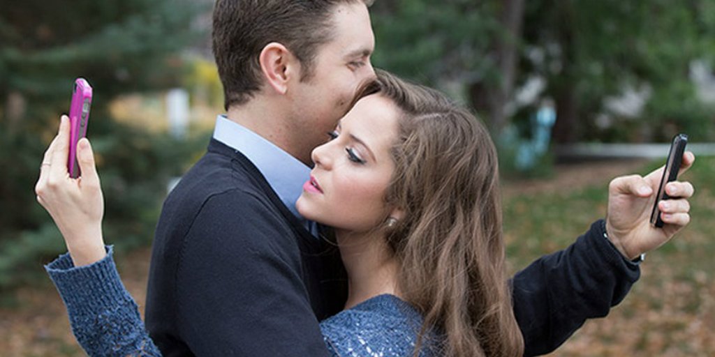 Utilizar O Celular Enquanto Esta Com Outra Pessoa Prejudica O