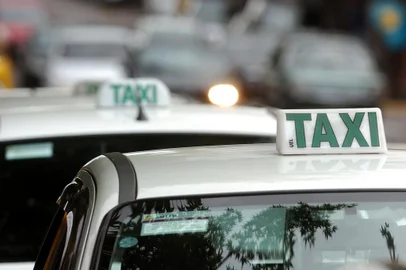  TRANSFERÊNCIA DE TÁXIS: Projeto de autoria do Poder Executivo, que autoriza a transferência de permissionários de veículos de aluguel (táxi) de seus pontos de origem será votado na terça-feira na Câmara.  Na foto ponto situado na rua Visconde de Pelotas esquina com Av. Júlio de Castilhos.