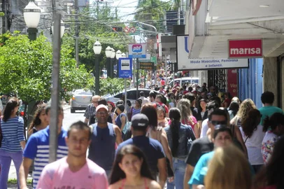  CAXIAS DO SUL, RS, BRASIL  (20/12/2014) Comércio no Natal 2014. Reportagem verifica movimento de consumidores nas ruas centrais. Na foto, movimento defronte LOja Marisa, na avenida Julio de Castilhos. (Roni Rigon/Pioneiro)
