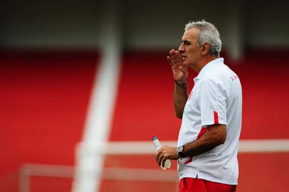  Treino do Internacional no estádio Beira-Rio. Na foto, o técnico Jorge Fossati.