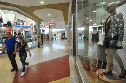  SANTA MARIA , RS ,BRASIL , 09/09/2014 Inverno atípico faz comércio de Santa Maria antecipar vitrines da coleção primavera-verão e alguns aproveitam para anunciar as promoções finais da estação. A medidas são usadas para recuperar as vendas do setor, que vem sofrendo com a retração da economiaFOTO JEAN PIMENTEL / AGÊNCIA RBS, ECONOMIA