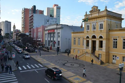 O cabeamento elétrico da Via Del Vino, no centro de Bento Gonçalves, é subterrâneo, o que deixa a paisagem urbana muito mais limpa. 