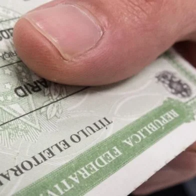 Agora é multa!Acabaram as chances: o eleitor que não votou no primeiro e no segundo turnos das Eleições 2014 nem justificou as faltas deverá pagar multa, para regularizar sua situação. Sem o comprovante de votação, ou de quitação eleitoral, o eleitor fica impedido de exercer alguns direitos: inscrever-se em concurso público, ser empossado em cargo público, obter passaporte, renovar matrícula em estabelecimento de ensino, obter empréstimos em bancos oficiais e participar de concorrência pública ou administrativa. Se o cidadão for um servidor público e não votar nem justificar a ausência, ficam sem receber seus vencimentos até regularizarem a situação junto à Justiça Eleitoral. Se você se encontra nesta situação, procure o cartório eleitoral mais próximo. Informações pelo telefone (48) 3251-3803.=====TRE/Divulgação