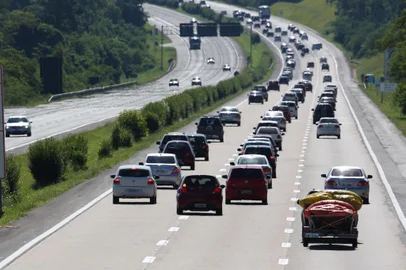 RS, BRASIL, 04/01/2015:Movimento na estrada em Glorinha, retorno do feriadão de Ano novo.Horário da foto 16:00 (FOTO: DIEGO VARA/AGENCIA RBS)Indexador: Diego Vara