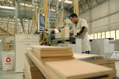  BENTO GONÇALVES, RS, BRASIL, 13/07/2012. Linha de produção de móveis. Indústria moveleira em Bento Gonçalves. (Almir Dupont/Divulgação)