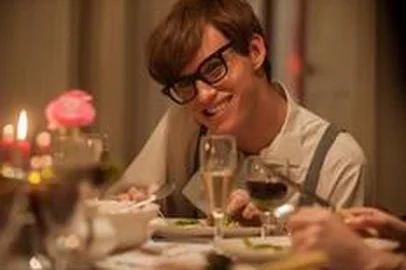 A Teoria de Tudo, de James Marsh, biografia do cientista inglês Stephen Hawking, interpretado por Eddie Redmayne