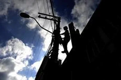  JOINVILLE, SC, BRASIL, 13-06-2014: Luz sendo arrumada na rua XV de Novembro. (Foto: Diorgenes Pandini/Agência RBS)