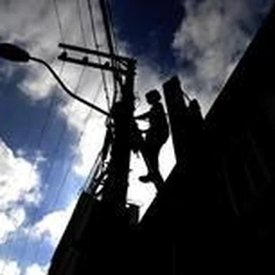  JOINVILLE, SC, BRASIL, 13-06-2014: Luz sendo arrumada na rua XV de Novembro. (Foto: Diorgenes Pandini/Agência RBS)