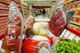  PORTO ALEGRE, RS, BRASIL, 04-02-2015: Tomates, batatas, arroz e carne em carrinho em hipermercado na zona sul de Porto Alegre. Preço de diversos produtos deve ter reajuste em breve. (Foto: Mateus Bruxel / Agência RBS)
