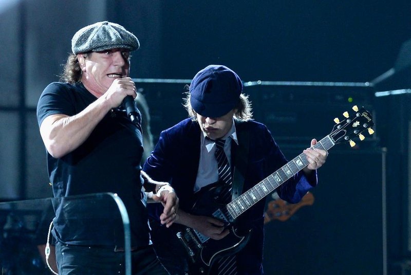 57th GRAMMY Awards - ShowLOS ANGELES, CA - FEBRUARY 08: Singer Brian Johnson (L) and guitarist Angus Young of AC/DC perform onstage during The 57th Annual GRAMMY Awards at the at the STAPLES Center on February 8, 2015 in Los Angeles, California.   Kevork Djansezian/Getty Images/AFPEditoria: ACELocal: Los AngelesIndexador: KEVORK DJANSEZIANSecao: PeopleFonte: GETTY IMAGES NORTH AMERICAFotógrafo: STF
