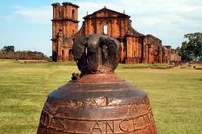 ***  Sino  ***Técnicos da PUCUC pesam sino da redução jesuítica, em São Miguel das Missões.>
