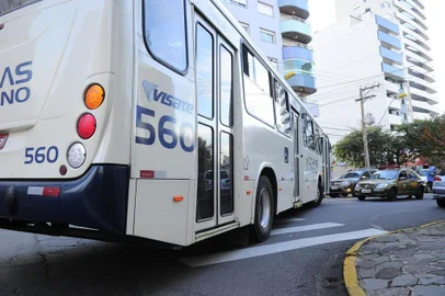  CAXIAS DO SUL, RS, BRASIL, 06/05/2014. Atropelamento na esquina da Rua Feijó Junior com a 20 de Setembro. Ônibus da Visate atropelou adolescente. (Porthus Junior/Pioneiro)