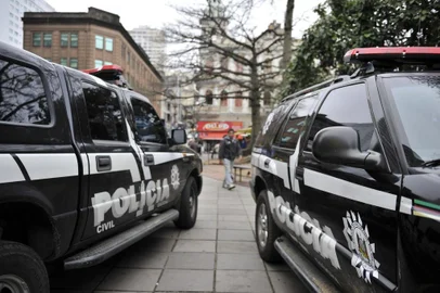 PORTO ALEGRE, RS, BRASIL, 18/06/2012: Viaturas da Polícia Civil estacionadas na praça Oswaldo Cruz, na região central de Porto Alegre. Policiais da 17ª Delegacia de Polícia realizam operação na área central da Capital para identificar possíveis suspeitos de furto e roubo a pedestre e roubo a lotações. (Foto: Mateus Bruxel / Diário Gaúcho)