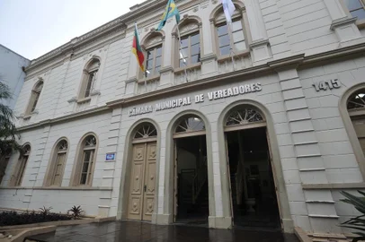  

As mensagens de protestos pichadas na fachada do prédio da Câmara de Vereadores de Santa Maria foram limpos. Nesta segunda-feira, as picações já haviam sido apagadas.