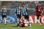Douglas conduz a bola durante Grêmio x Caxias, partida válida pela 9ª rodada do Gauchão