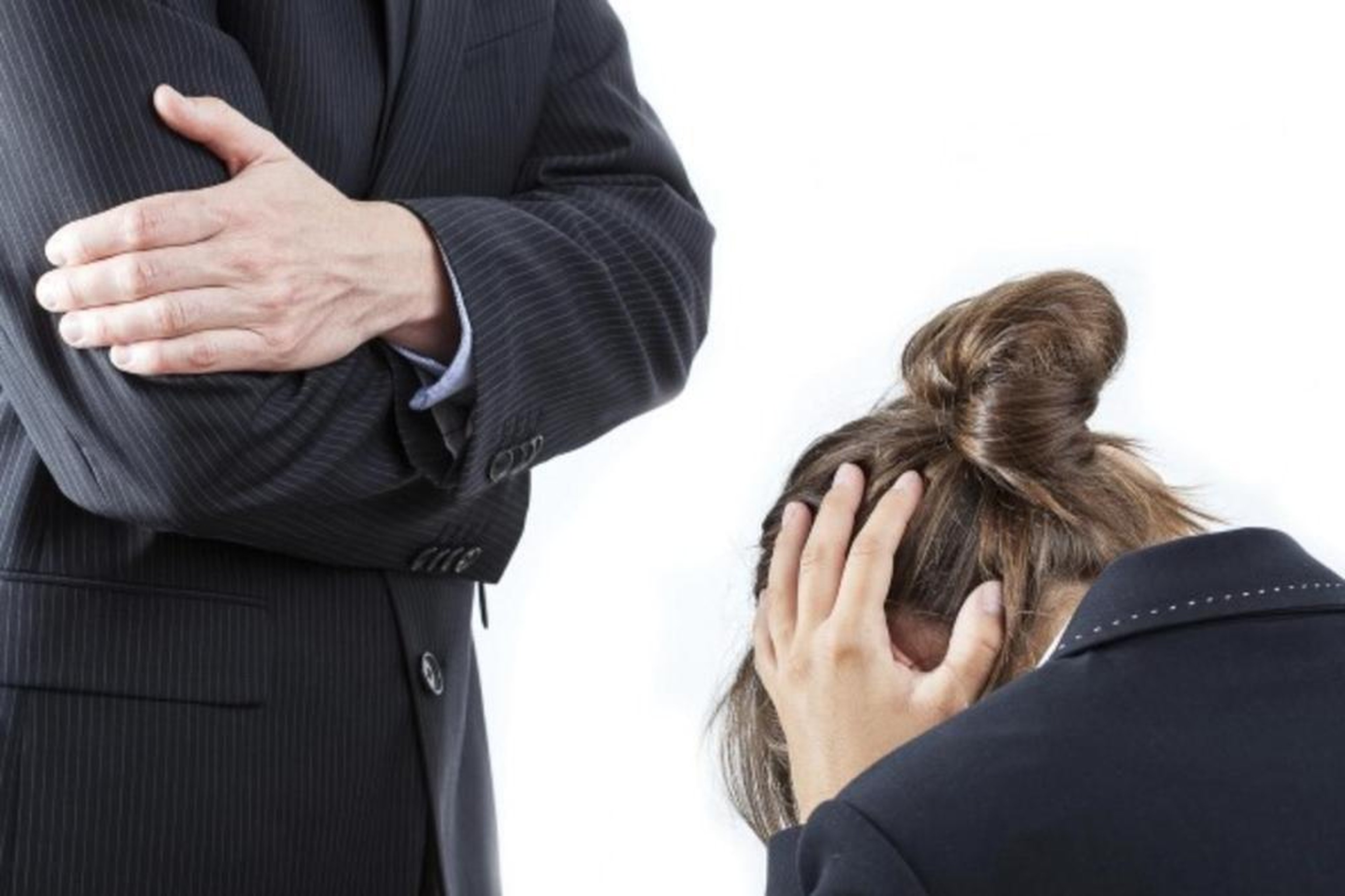 Принуждение. Мужчина кричит на женщину. Дисциплинарная власть. Конфликтный человек. Конфликт.