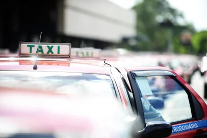  Matéria sobre falta de táxi em Porto Alegre. Ponto da Rodoviária.
